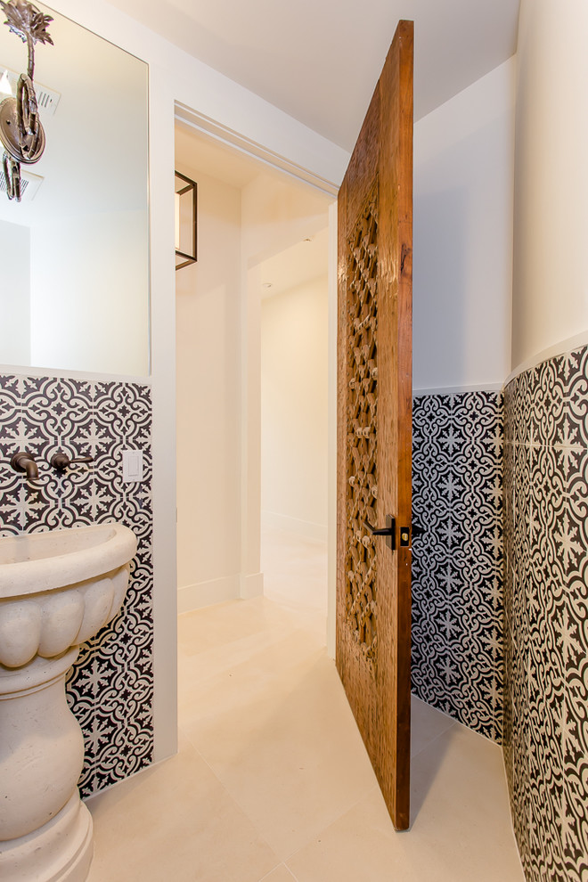 Esempio di un bagno di servizio mediterraneo di medie dimensioni con WC a due pezzi, piastrelle beige, piastrelle di cemento, pareti multicolore, pavimento con piastrelle in ceramica e top in pietra calcarea