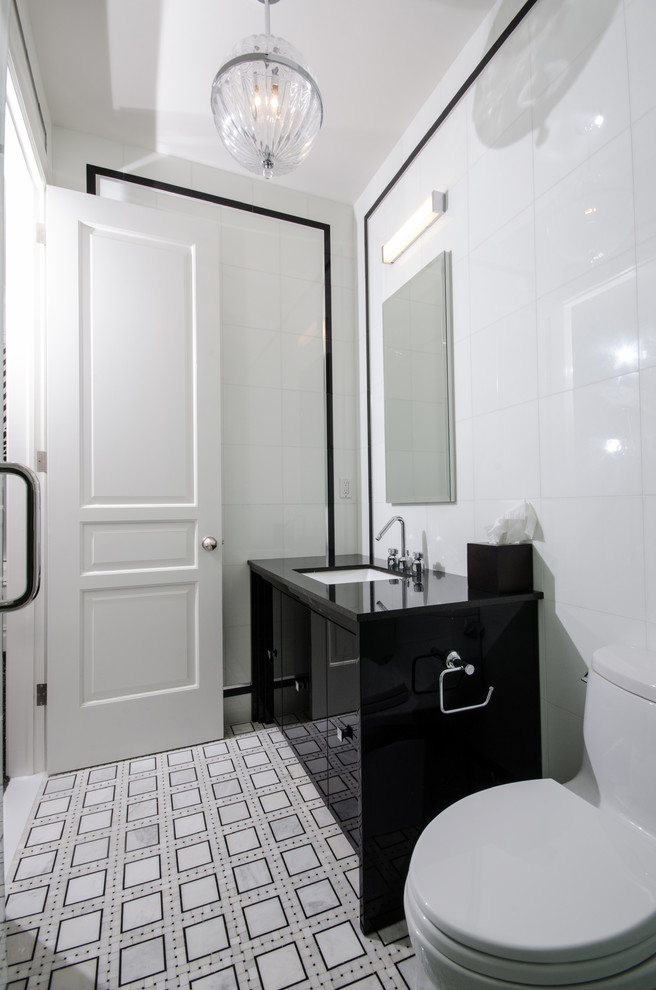 Идея дизайна: туалет среднего размера в современном стиле с плоскими фасадами, черными фасадами, унитазом-моноблоком, белой плиткой, керамогранитной плиткой, белыми стенами, мраморным полом, врезной раковиной и разноцветным полом