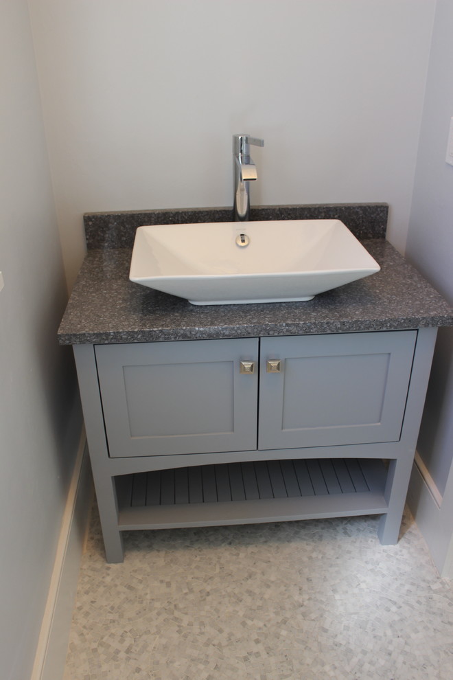 Cette photo montre un petit WC et toilettes tendance avec un placard à porte shaker, des portes de placard grises, un mur gris, un sol en marbre, une vasque, un plan de toilette en granite, un sol gris et un plan de toilette gris.