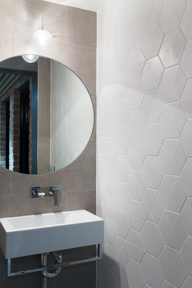Идея дизайна: туалет в современном стиле с белой плиткой, керамогранитной плиткой, белыми стенами, полом из керамогранита и подвесной раковиной