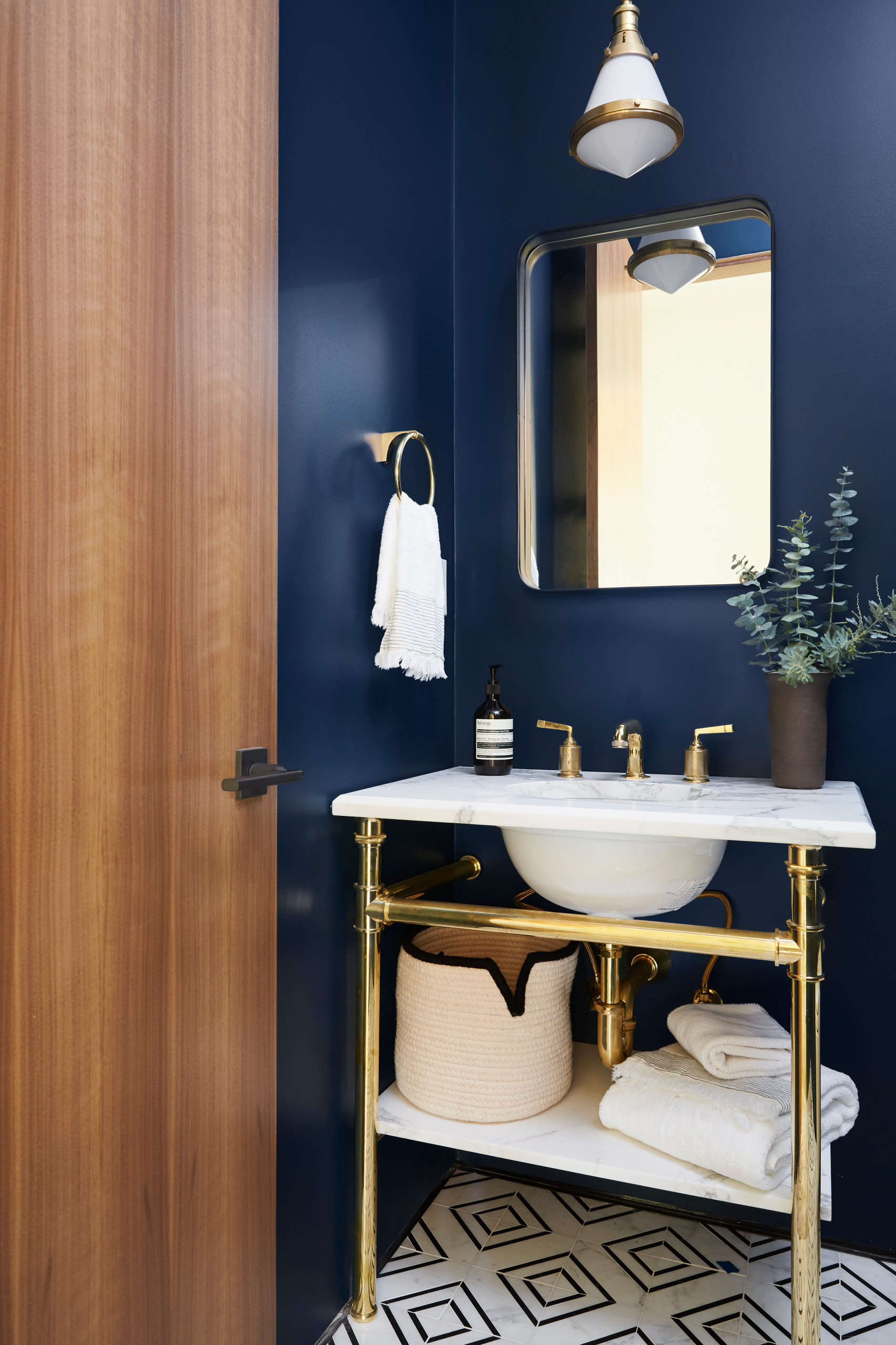 おしゃれなトイレ 洗面所 青い壁 の画像 21年9月 Houzz ハウズ おしゃれなトイレ 洗面所 青い壁 の画像 21年9月 Houzz ハウズ