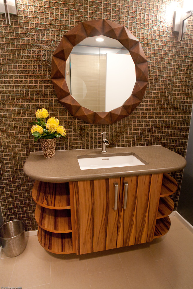 Cette photo montre un WC et toilettes éclectique en bois brun avec un lavabo encastré, un placard à porte plane, un plan de toilette en quartz modifié et un carrelage marron.