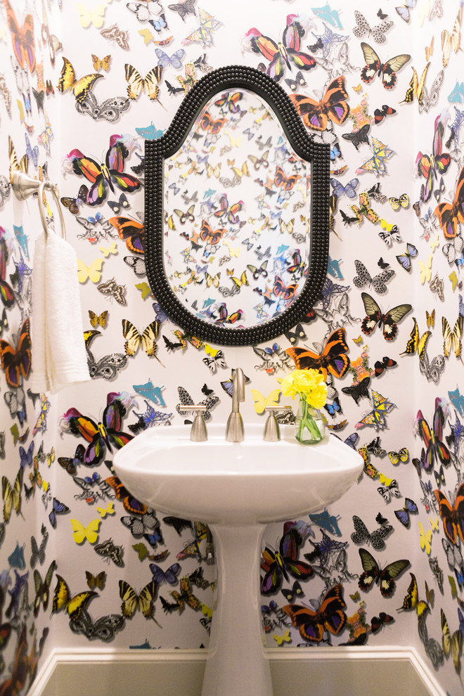 Exempel på ett eklektiskt toalett, med ett piedestal handfat och flerfärgade väggar