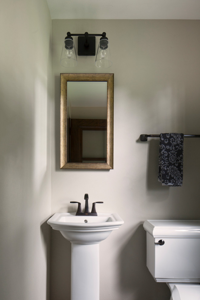 Источник вдохновения для домашнего уюта: маленький туалет в классическом стиле с раздельным унитазом, бежевыми стенами, полом из терракотовой плитки, раковиной с пьедесталом и коричневым полом для на участке и в саду