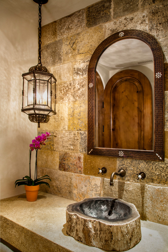 Стильный дизайн: туалет в средиземноморском стиле с бежевыми стенами и настольной раковиной - последний тренд
