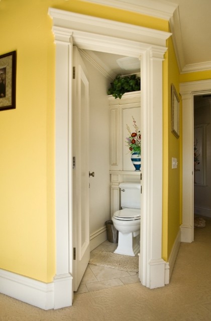 На фото: туалет в классическом стиле