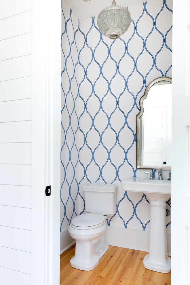 Mittelgroße Klassische Gästetoilette mit blauer Wandfarbe, hellem Holzboden, Sockelwaschbecken und beigem Boden in Charleston