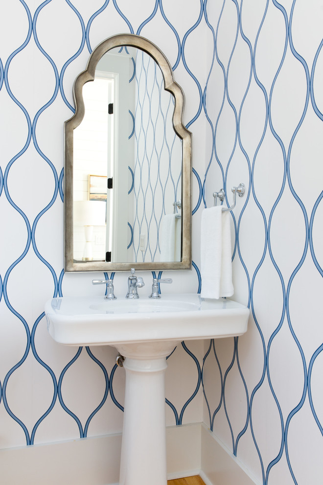 На фото: туалет среднего размера в стиле неоклассика (современная классика) с синими стенами, светлым паркетным полом, раковиной с пьедесталом и бежевым полом с