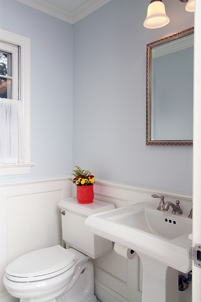 Inspiration för ett vintage toalett, med ett piedestal handfat, en toalettstol med separat cisternkåpa och blå väggar
