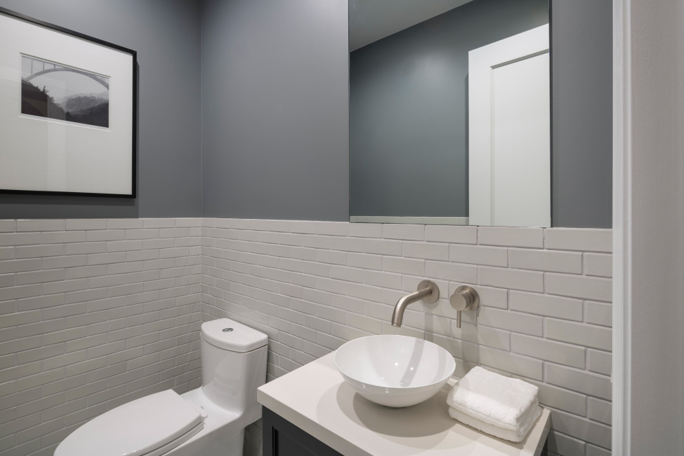 Idéer för små vintage vitt toaletter, med skåp i shakerstil, svarta skåp, en toalettstol med hel cisternkåpa, vit kakel, keramikplattor, blå väggar, ett fristående handfat och bänkskiva i kvarts