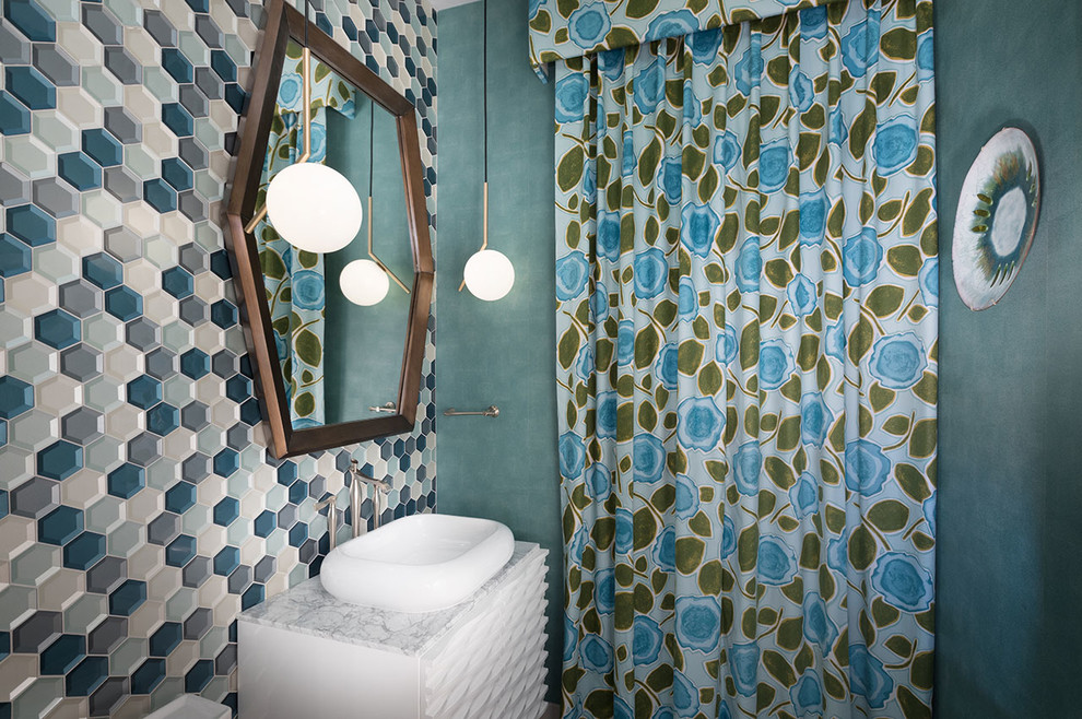 Moderne Gästetoilette mit blauen Fliesen, Mosaikfliesen, blauer Wandfarbe und weißer Waschtischplatte in Sonstige