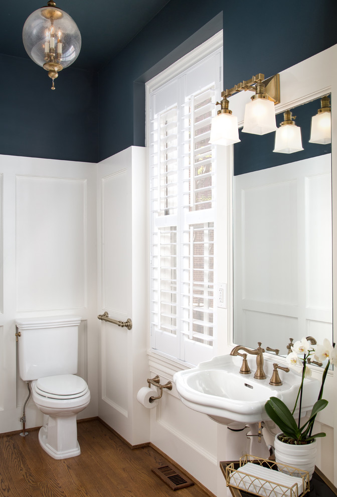 Пример оригинального дизайна: туалет в викторианском стиле с раздельным унитазом, разноцветными стенами, темным паркетным полом, раковиной с пьедесталом и коричневым полом