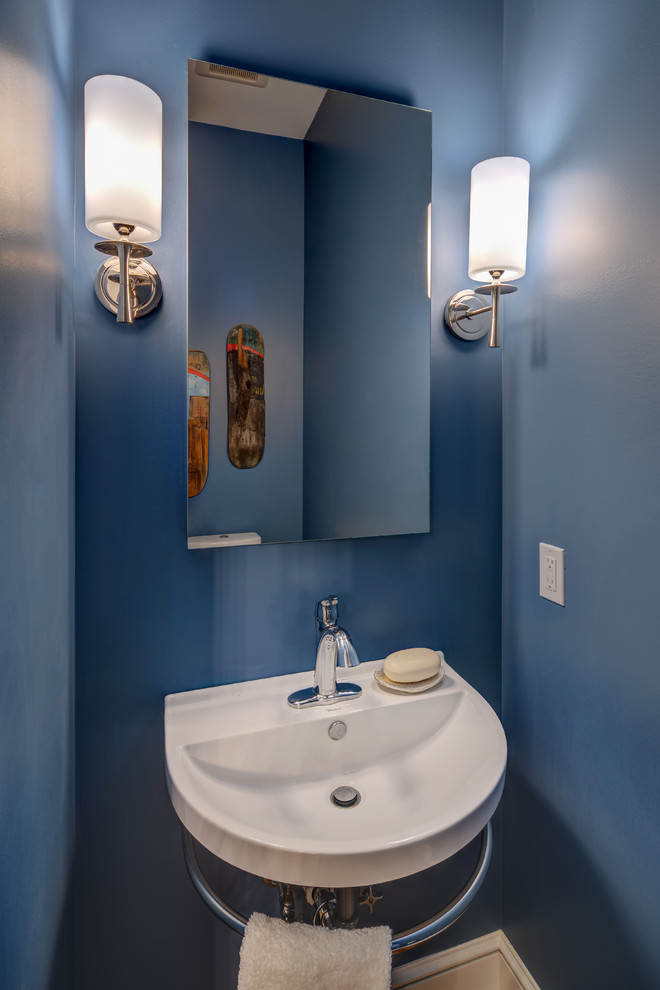 Источник вдохновения для домашнего уюта: маленький туалет в стиле неоклассика (современная классика) с синими стенами, светлым паркетным полом и подвесной раковиной для на участке и в саду