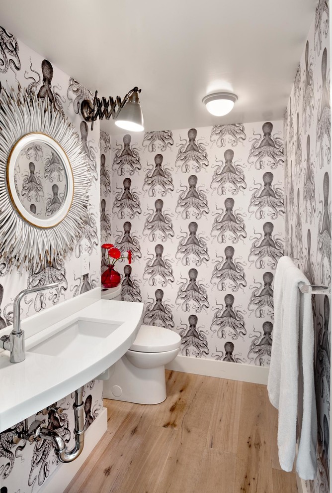 Foto di un bagno di servizio minimal di medie dimensioni con pareti multicolore, pavimento in legno massello medio, lavabo sospeso, top in quarzite, pavimento beige e top bianco