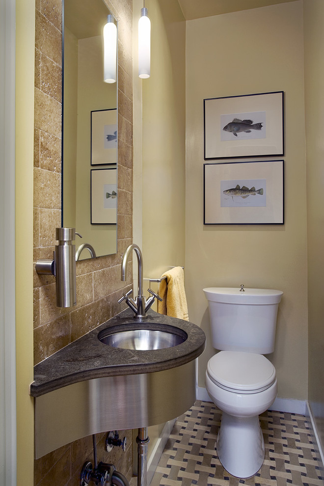 Foto di un piccolo bagno di servizio chic con WC a due pezzi, piastrelle marroni, piastrelle in ceramica, pareti gialle, pavimento con piastrelle a mosaico, lavabo sottopiano e top in marmo