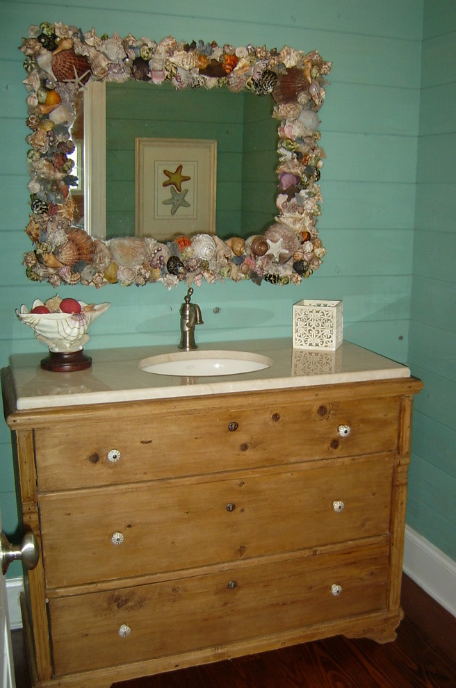 Foto de aseo costero pequeño con armarios con paneles lisos, puertas de armario beige, paredes azules, suelo de madera oscura, lavabo encastrado y encimera de mármol