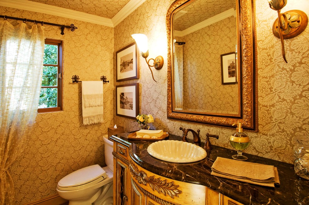 Idéer för ett litet klassiskt toalett, med marmorbänkskiva, luckor med profilerade fronter, skåp i mellenmörkt trä, en toalettstol med separat cisternkåpa, ett nedsänkt handfat och gula väggar
