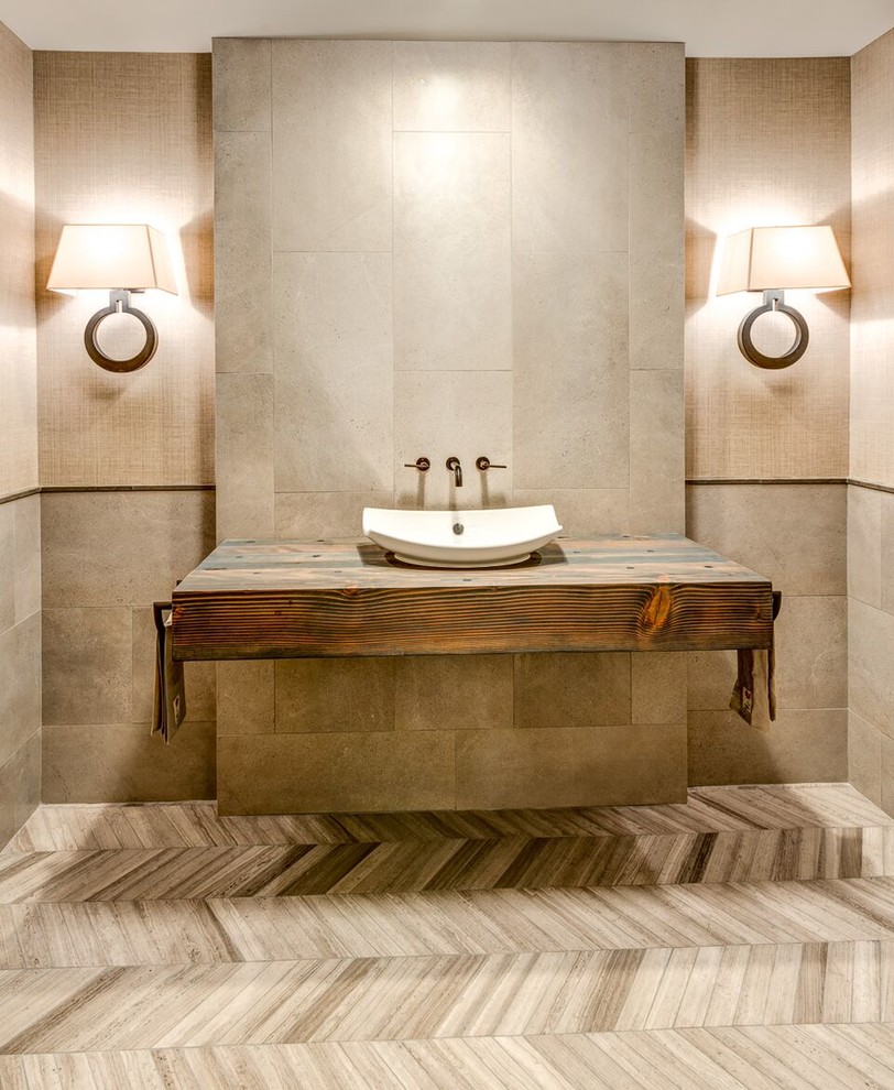 Große Moderne Gästetoilette mit grauen Fliesen, Zementfliesen, beiger Wandfarbe, braunem Holzboden, Aufsatzwaschbecken, Waschtisch aus Holz und brauner Waschtischplatte in Denver