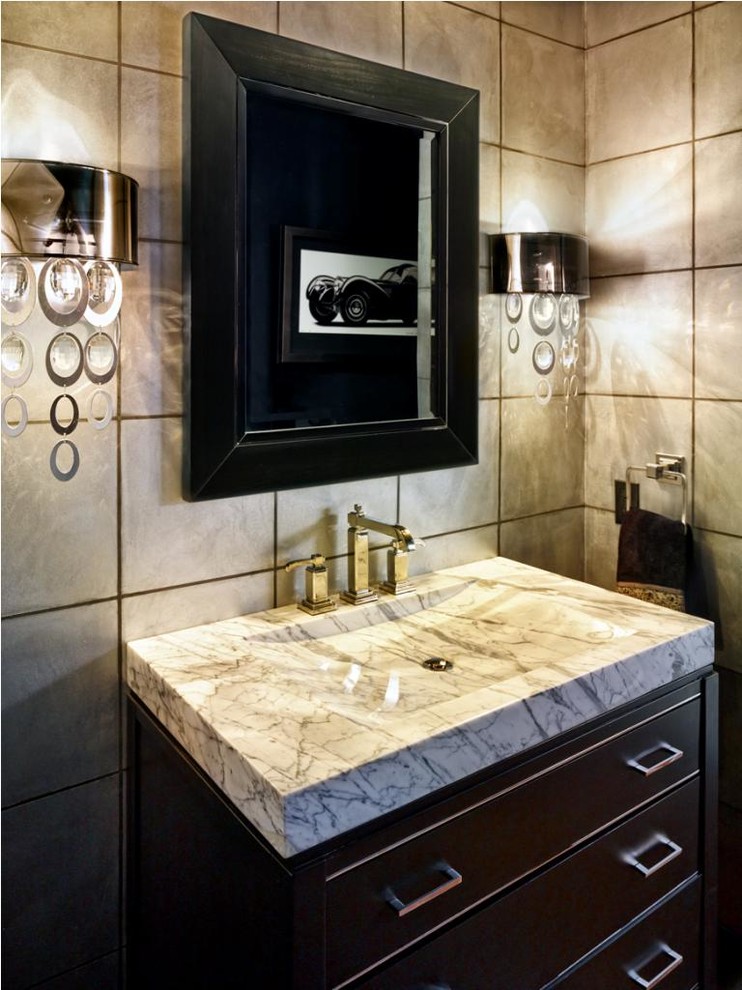 サンフランシスコにある高級な小さなトランジショナルスタイルのおしゃれなトイレ・洗面所 (家具調キャビネット、濃色木目調キャビネット、大理石の洗面台) の写真