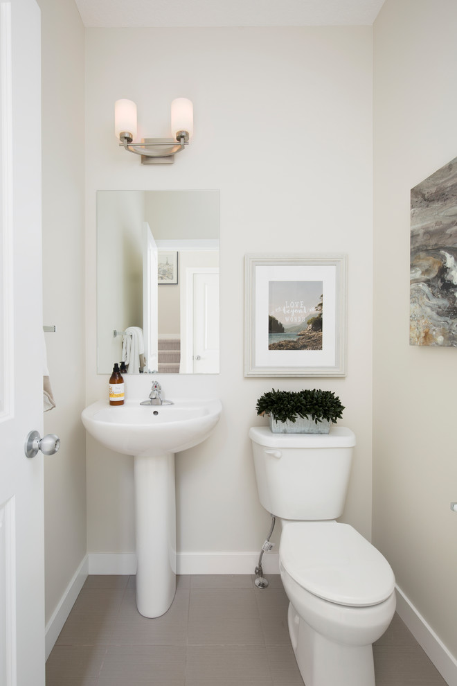Kleine Moderne Gästetoilette mit beiger Wandfarbe, Keramikboden, Sockelwaschbecken und grauem Boden in Calgary