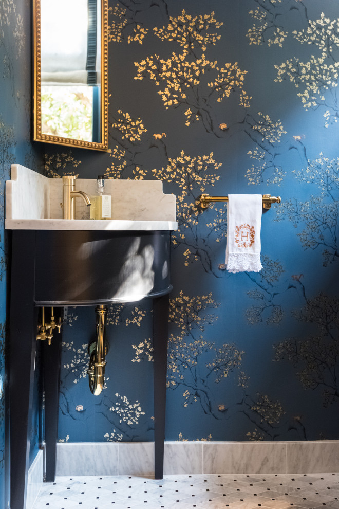 Idee per un piccolo bagno di servizio chic con ante nere, pareti blu, lavabo sottopiano, top in marmo e top bianco