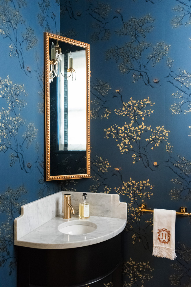 Kleine Klassische Gästetoilette mit schwarzen Schränken, blauer Wandfarbe, Unterbauwaschbecken, Marmor-Waschbecken/Waschtisch und weißer Waschtischplatte in Austin