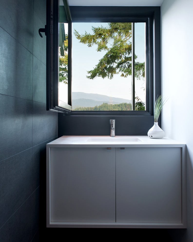 Moderne Gästetoilette mit Unterbauwaschbecken und weißer Waschtischplatte in Vancouver