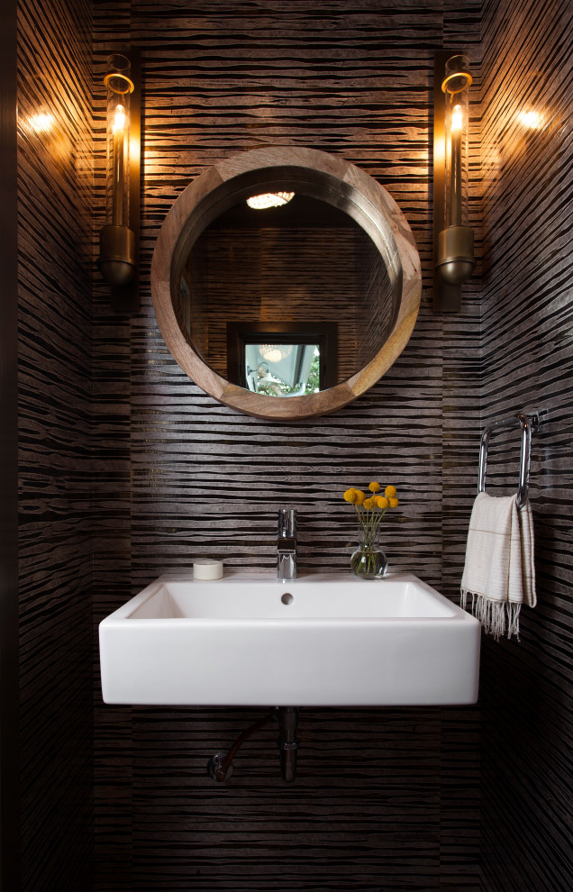 На фото: туалет в современном стиле с серыми стенами и подвесной раковиной с