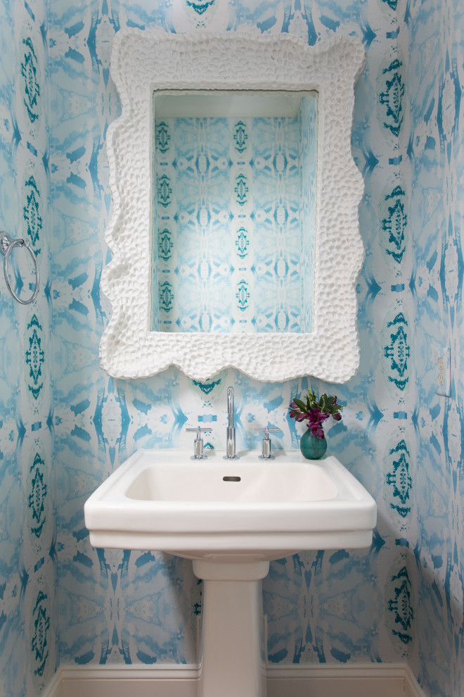 Exemple d'un WC et toilettes bord de mer avec un mur bleu, un lavabo de ferme et du papier peint.