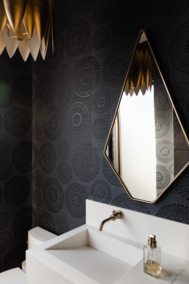 На фото: туалет в стиле рустика с черными стенами и монолитной раковиной с