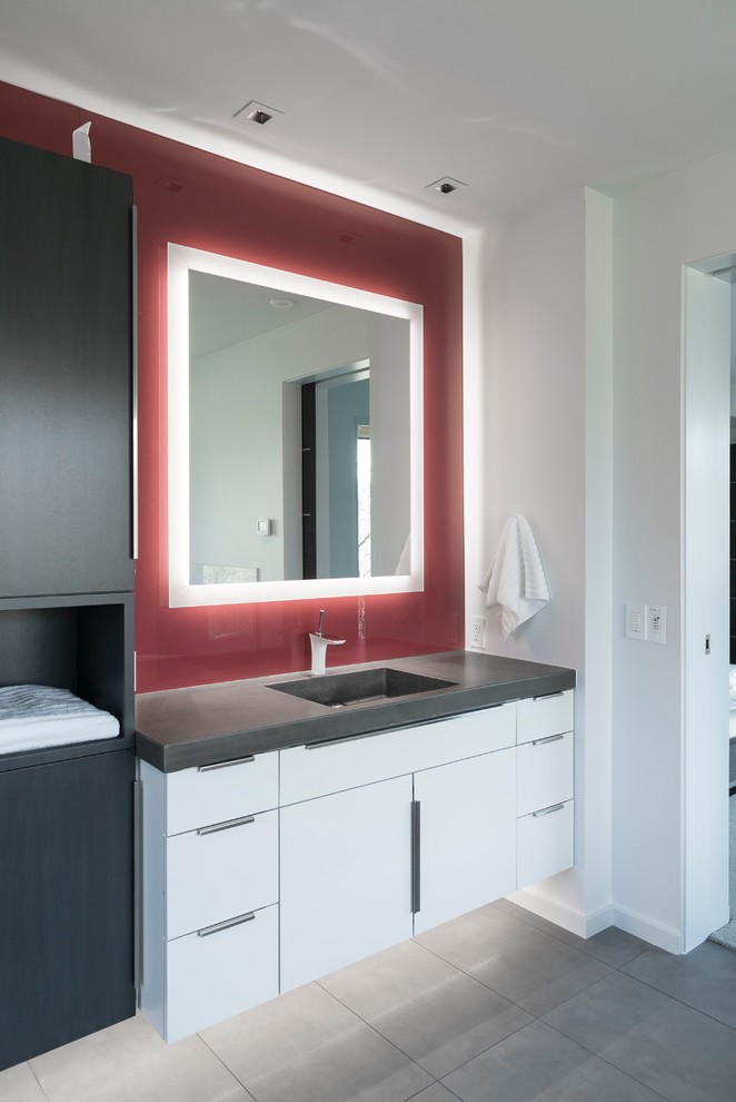 Foto di un bagno di servizio minimal di medie dimensioni con ante lisce, ante bianche, pareti rosse, pavimento in ardesia, lavabo integrato, top in quarzo composito, pavimento grigio e top grigio