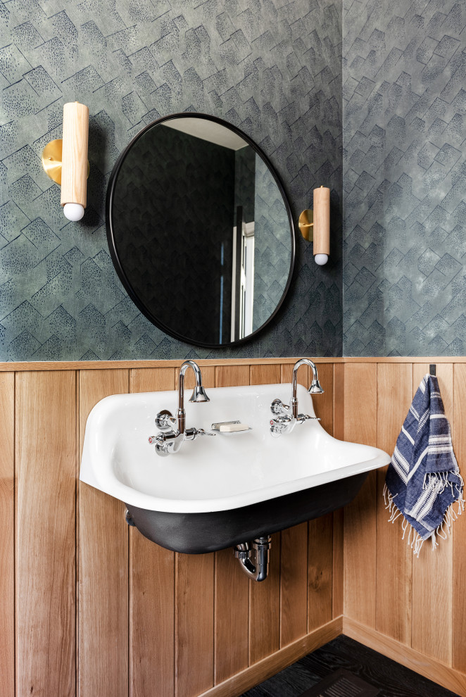 他の地域にあるコンテンポラリースタイルのおしゃれなトイレ・洗面所 (グレーの壁、壁付け型シンク、黒い床、羽目板の壁、壁紙) の写真