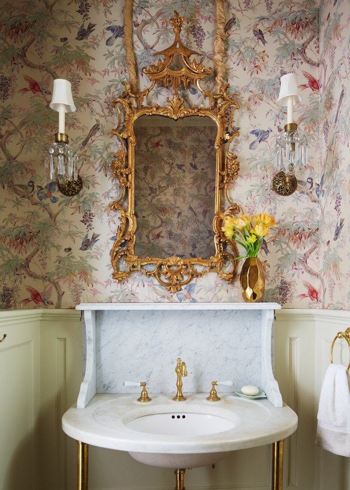 Пример оригинального дизайна: туалет в викторианском стиле с разноцветными стенами и врезной раковиной