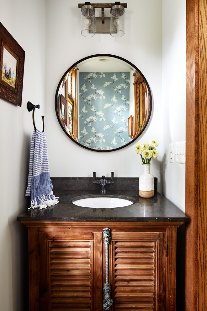 Exemple d'un WC et toilettes craftsman en bois brun de taille moyenne avec un placard à porte persienne, un mur blanc, un sol en bois brun, un lavabo encastré, un plan de toilette en quartz modifié, un sol marron et un plan de toilette marron.