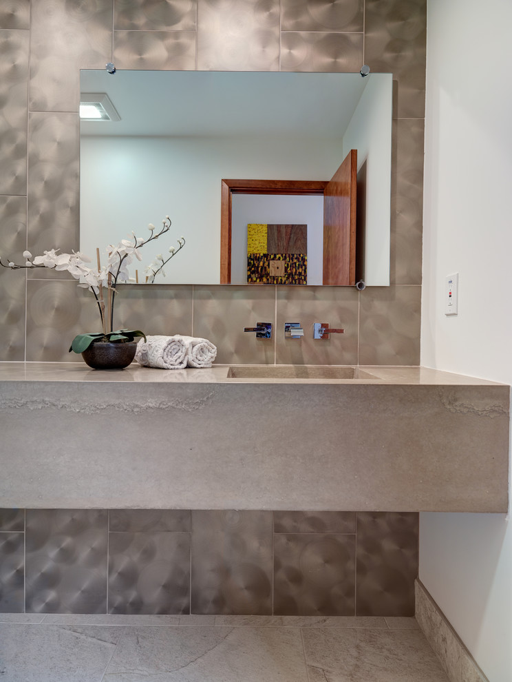 サクラメントにあるコンテンポラリースタイルのおしゃれなトイレ・洗面所 (一体型シンク、グレーのタイル、ベージュのカウンター) の写真