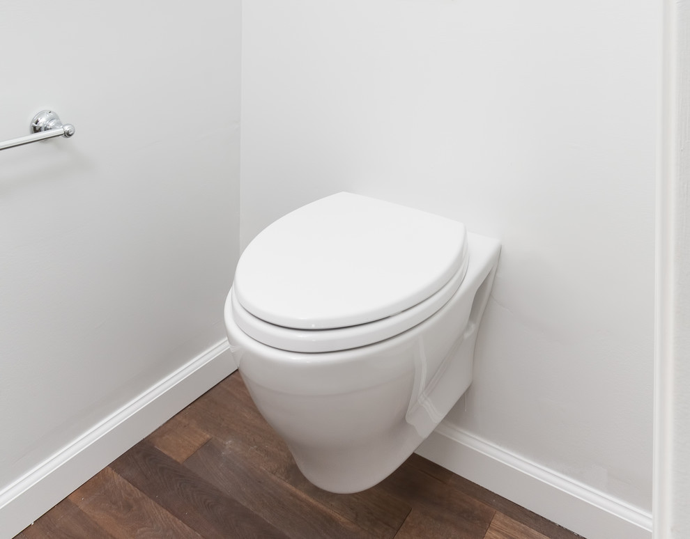 Cette photo montre un WC suspendu moderne de taille moyenne avec un mur gris, parquet clair et un lavabo suspendu.