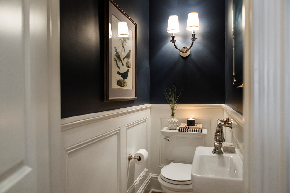 Foto di un piccolo bagno di servizio chic con WC a due pezzi, pareti blu, pavimento in legno massello medio, lavabo sospeso e pavimento marrone
