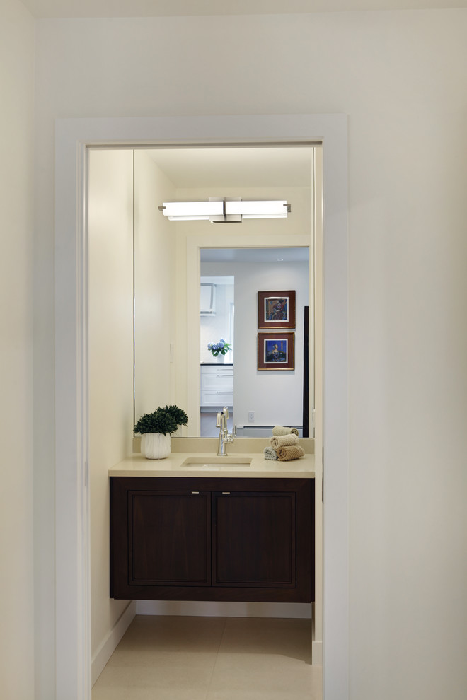 Immagine di un piccolo bagno di servizio minimal con ante in stile shaker, ante in legno bruno e top bianco