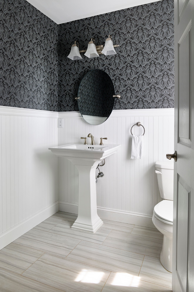 Cette image montre un WC et toilettes bohème de taille moyenne avec WC séparés, un carrelage gris, des carreaux de céramique, un mur noir, un sol en carrelage de céramique et un lavabo de ferme.