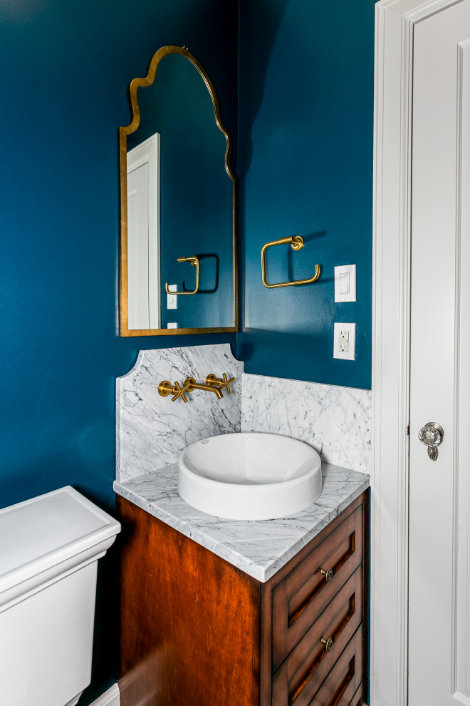 Свежая идея для дизайна: туалет среднего размера в классическом стиле с фасадами с выступающей филенкой, темными деревянными фасадами, раздельным унитазом, синими стенами, мраморным полом, настольной раковиной, мраморной столешницей, серым полом и серой столешницей - отличное фото интерьера