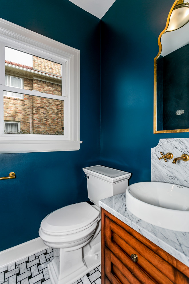 Esempio di un bagno di servizio chic di medie dimensioni con ante con bugna sagomata, ante in legno bruno, WC a due pezzi, pareti blu, pavimento in marmo, lavabo a bacinella, top in marmo, pavimento grigio e top grigio
