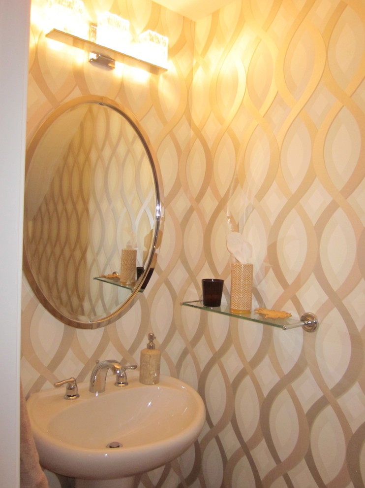 Idéer för små funkis toaletter, med ett piedestal handfat och beige väggar