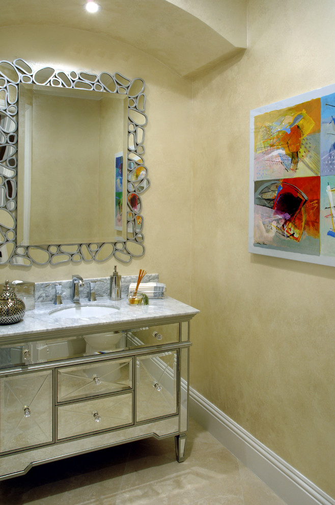 Imagen de aseo tradicional renovado de tamaño medio con armarios con paneles lisos, paredes beige, suelo de mármol, lavabo bajoencimera, encimera de mármol y encimeras grises