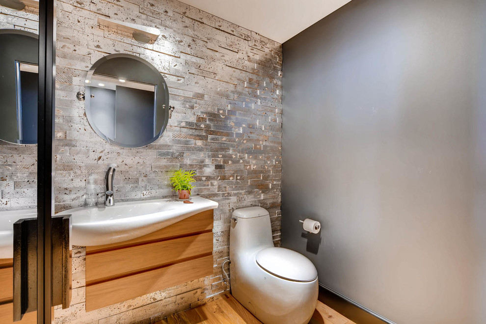 Ispirazione per un piccolo bagno di servizio design con ante lisce, WC monopezzo e lavabo integrato