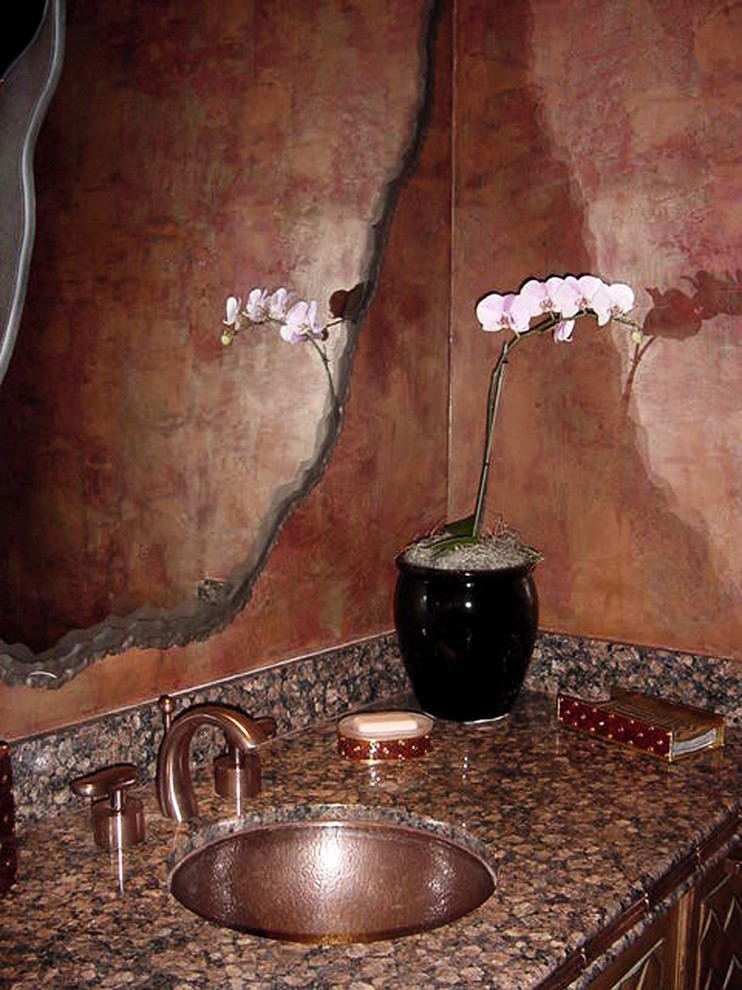 Idee per un piccolo bagno di servizio design con lavabo sottopiano, consolle stile comò, ante in legno scuro, top in granito e pareti marroni