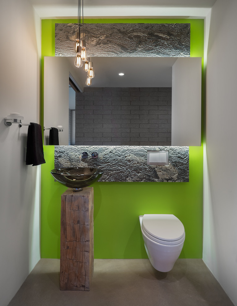 Moderne Gästetoilette mit Aufsatzwaschbecken, Wandtoilette und grüner Wandfarbe in Phoenix