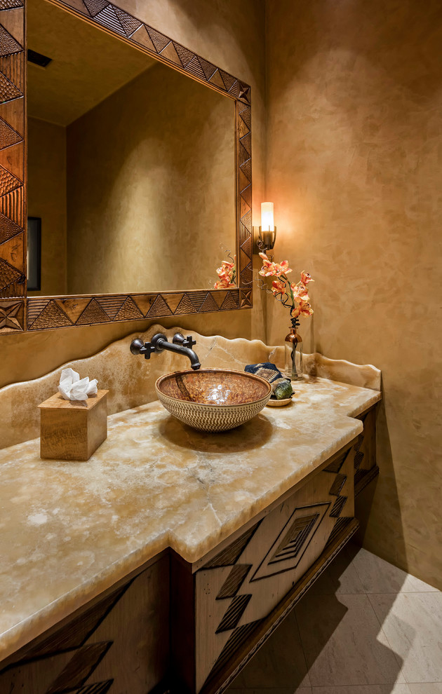 Mediterrane Gästetoilette mit verzierten Schränken, Toilette mit Aufsatzspülkasten, Kalkstein, Aufsatzwaschbecken und Onyx-Waschbecken/Waschtisch in Phoenix