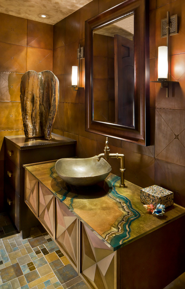На фото: туалет в классическом стиле с настольной раковиной и разноцветной столешницей