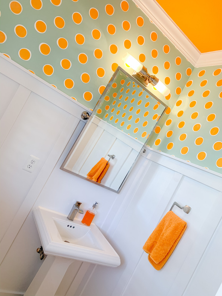 Bild på ett maritimt toalett, med vit kakel och orange väggar