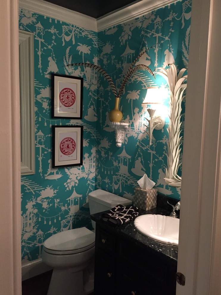Kleine Asiatische Gästetoilette mit Wandtoilette mit Spülkasten, bunten Wänden, Einbauwaschbecken und Granit-Waschbecken/Waschtisch in Raleigh